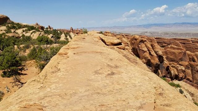 JoeVoorhees's tweet photo. Hiking across the rock fins at #DevilsGarden to the #DoubleOArch https://t.co/8T5jQp22Ob https://t.co/YCoz9YRBTQ