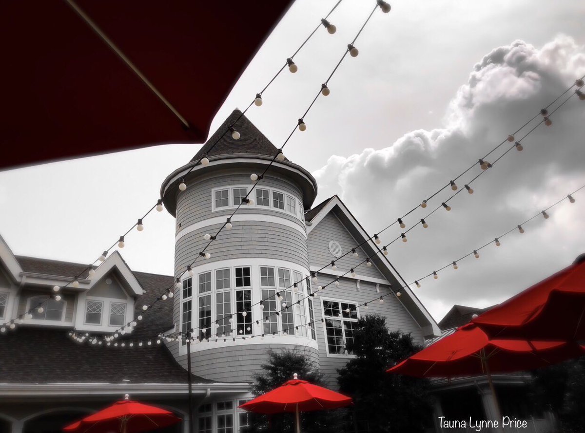 taunalynne's tweet photo. It was a beautiful day to visit @TheMagicHouse The puffy grey clouds and bright colorful umbrellas made for a stunning photo! #StLouisLiving #MagicHouse @FOX2now https://t.co/eCdkyAu8Q0