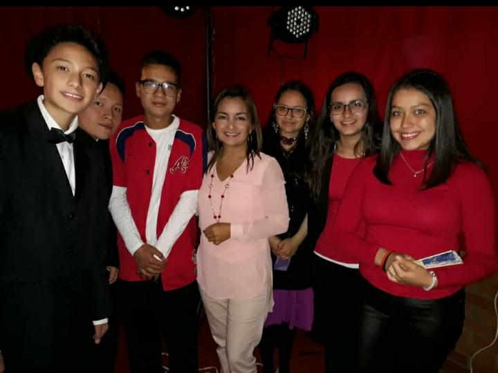 carolinamuozcr1's tweet photo. #RomanticismoConMira
Cena en compañía de personas maravillosas.
Trabajamos con disciplina, amor, dedicación y respeto Por que @MovimientoMIRA enarbola las banderas de la honestidad y transparencia.
De celebración ya son #18AñosMira 😀👏👏 @irmalherrera https://t.co/DGVGYOft4S