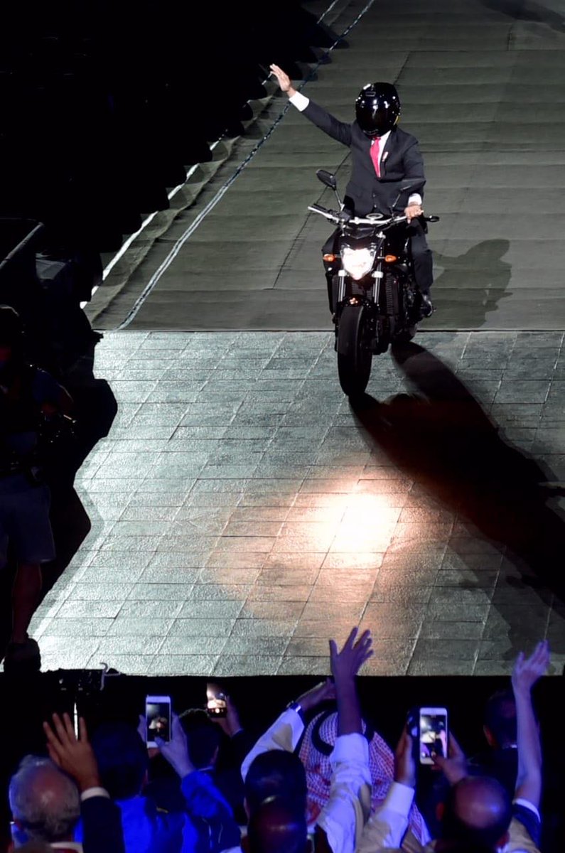 Siapa yang menerbangkan sepeda motor, meliuk-liuk, bergaya stoppie, dan sampai tepat waktu ke GBK, semalam? Hehehe.

Yang jelas, saya dan kita semua menyambut gembira, acara pembukaan Asian Games 2018 berlangsung meriah dan lancar. Ini penantian Indonesia selama 56 tahun.