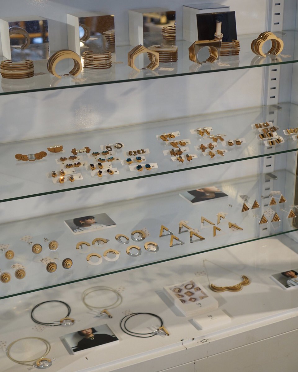 16 POP UPも本日最終日です。
木と異素材を組み合わせたアクセサリー。
最終日もよろしくお願いいたします。