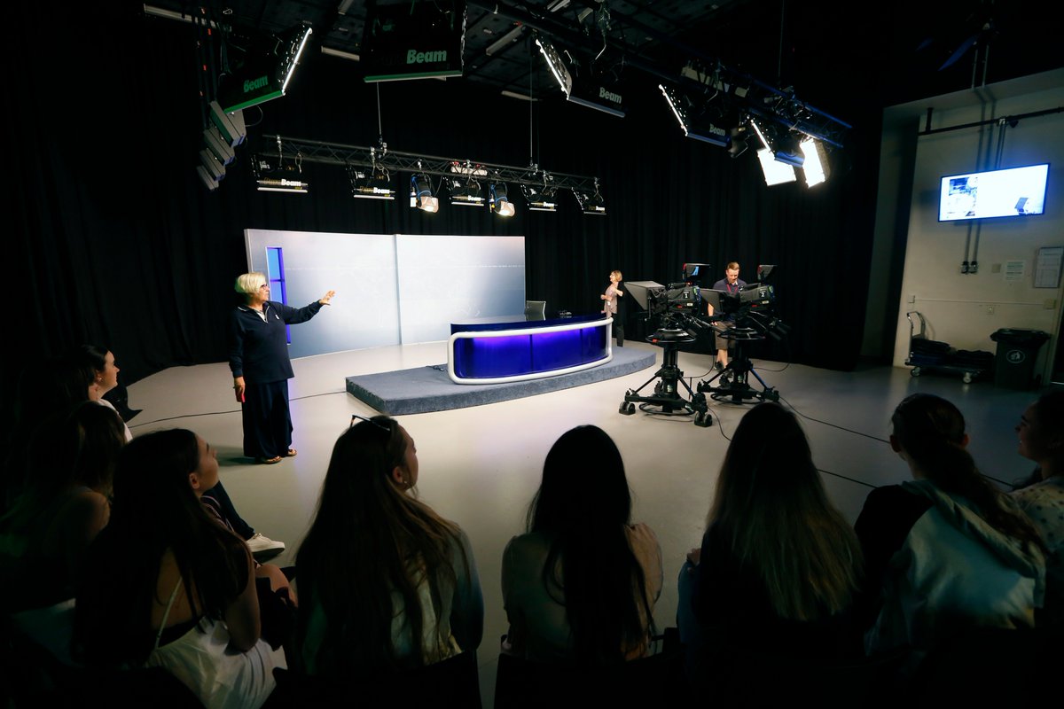 Cenevox's tweet image. Great repping @QUTSchoolOfComm/@qutnews with @snoozen this morning. 😁 👏 #qutcommunicate 📰📹