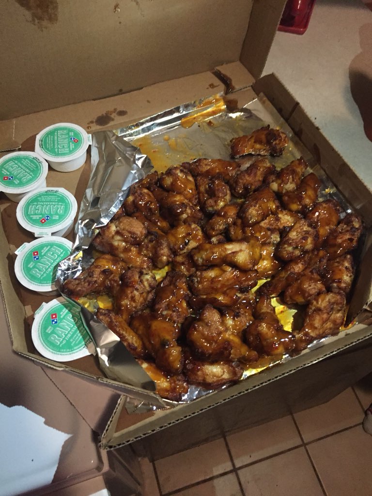 KittyFed's tweet image. This nigga @1kGlock just randomly sent me all these fucking wings 😂🤣 #PizzaPlug