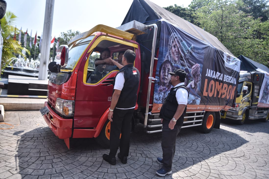 Di tengah kegembiraan menyambut tamu-tamu Asia, mari kita ingat juga saudara-saudara kita yg sedang ditimpa musibah di Lombok. Hari ini Pemprov DKI Jakarta bekerjasama dgn Aksi Cepat Tanggap (ACT) mengirim bantuan logistik utk korban gempa di Lombok, NTB.
instagram.com/p/Bmpyya1D8rS/