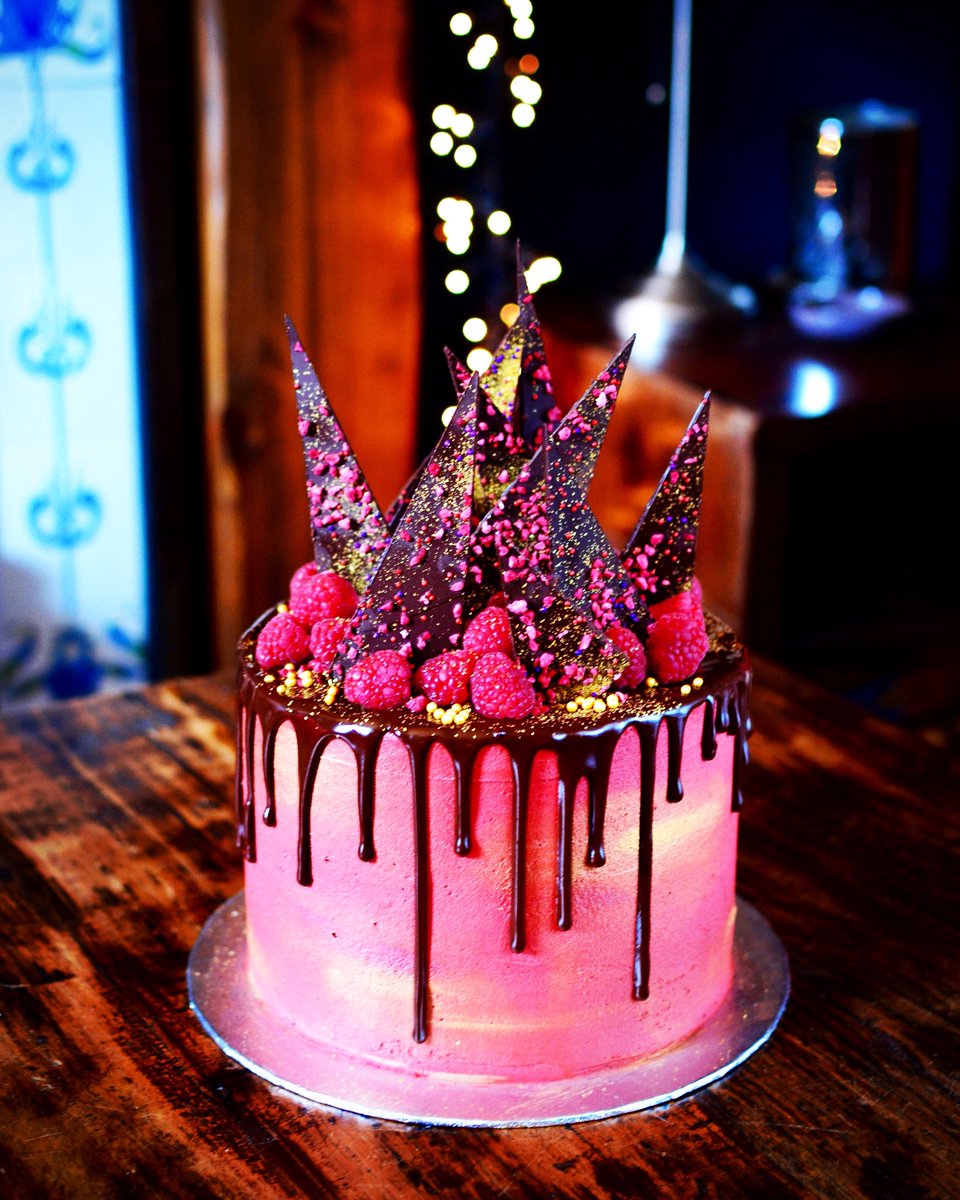 #chocolatemudcake #chocolate buttercream #raspberries and #chocolateshards mad ewith freeze dried rasps. #cake #birthdaycake