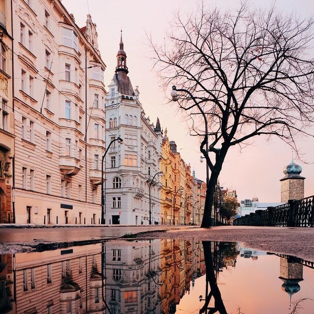 Roam stunning cities all weekend long.

📍 Prague, Czech Republic

buff.ly/2qWGp7w

#rieker #travel #prague