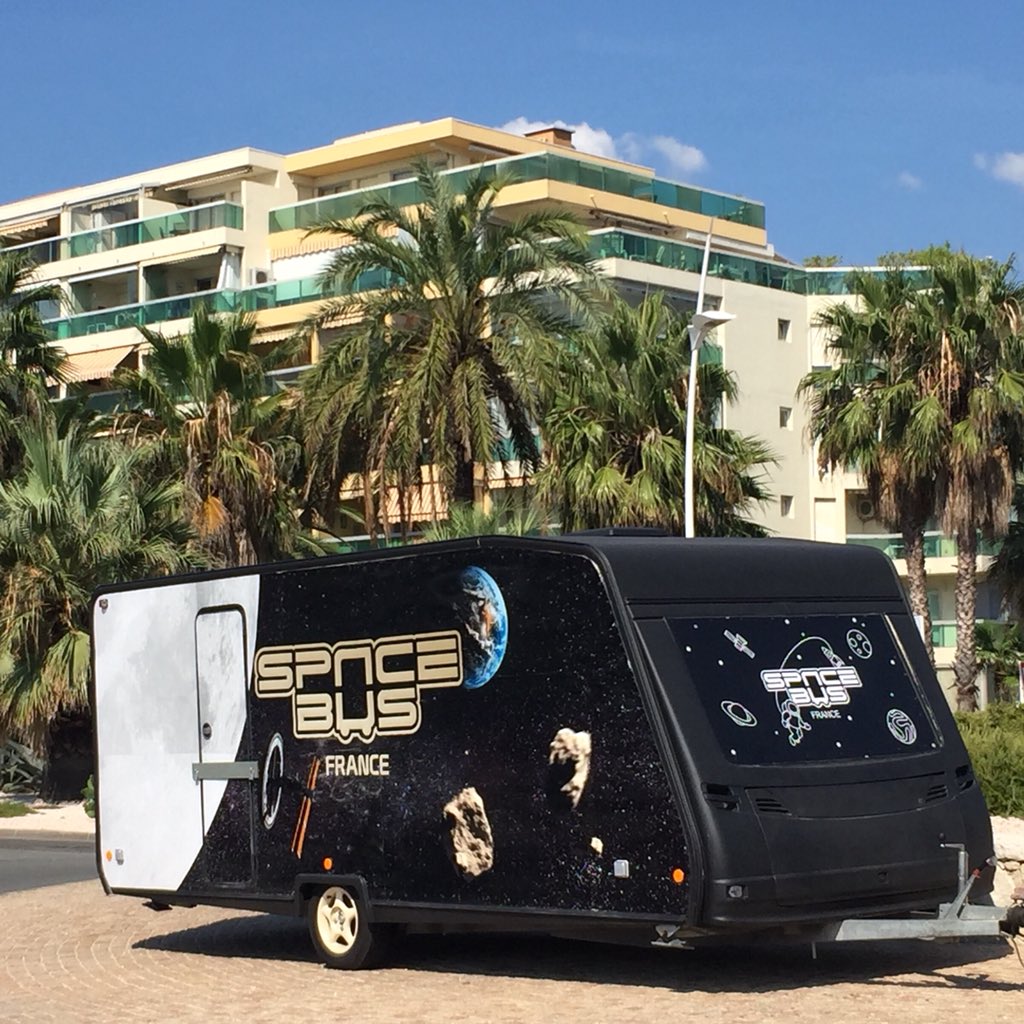 AurorePoret's tweet photo. @SpaceBusFrance est arrivĂ© Ă #Cannes , face Ă la #mer! đ@villecannes #BoccaCabana Câest parti pour lâinstallation et la #SpaceAventure #SpaceExpĂ©rience ! đ#PACA #CĂŽtedAzur đLâastro fait son festival... @Obs_Paris https://t.co/kXSomITTil
