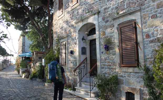 milliyettatil's tweet photo. İzmir'in sakin rotası Eski Foça, binlerce yıllık tarihi ve yöreye özel tatlarıyla dikkat çekiyor. İşte gezgin Furkan Kumkaya'nın izlenimleriyle Eski Foça...
https://t.co/GwwmzA1yGH https://t.co/2Pxc8f7a3U