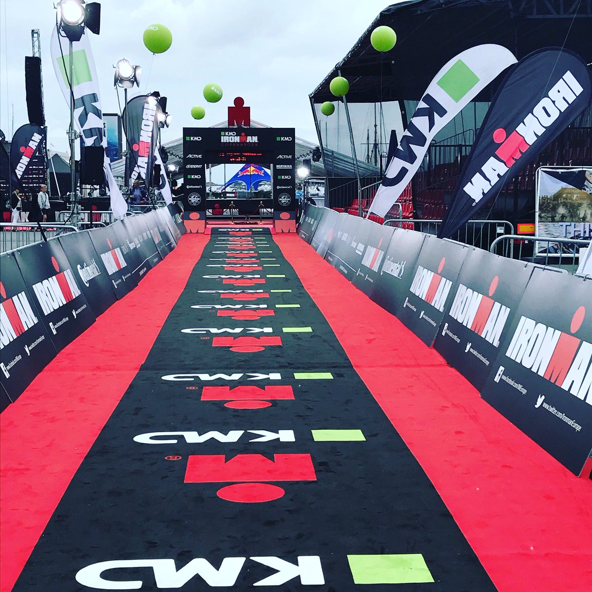 Time to get yourself into the heart of Copenhagen at Ofelia Plads..... first athlete will be in T2 about 12.00 .... #kmdimcph .... and at aprox 14.45 we have the first athlete down the red carpet 👍