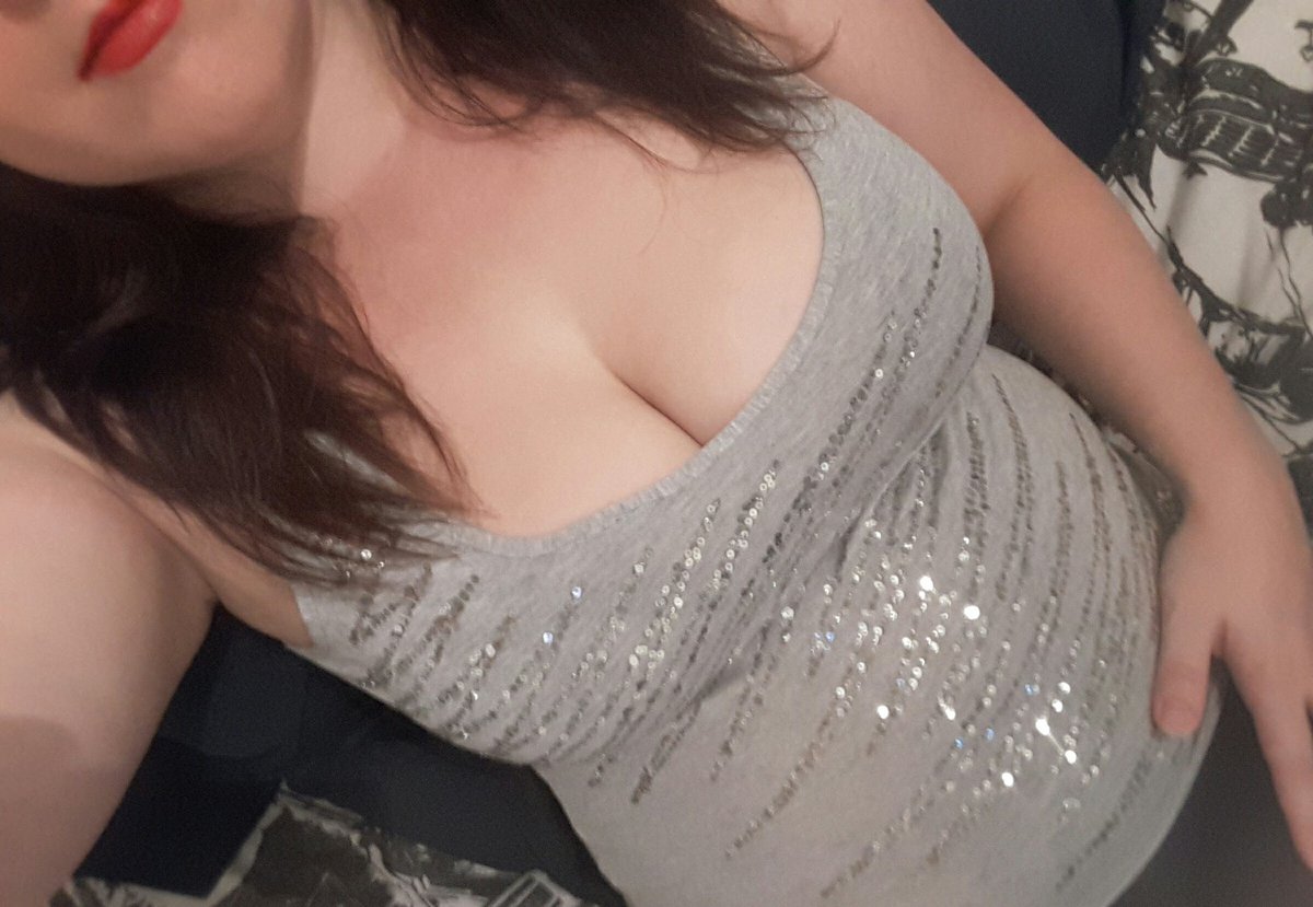 Erinirish5's tweet photo. A year ago 😘 Need to get a new phone so I can take new pics for you! Who is buying one for me? #findom #camgirl #sugardaddyneeded #Sugardaddy #tribute #gifts #needmoney xx https://t.co/U64yxXIVQI