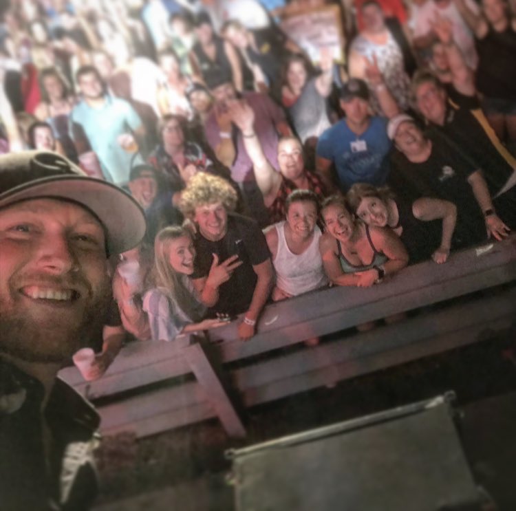 hayyleyy_cs's tweet image. when you gotta wave off the guys at the top to move the spotlight so you can get the right lighting for the selfie 👌🏻 #prostatus