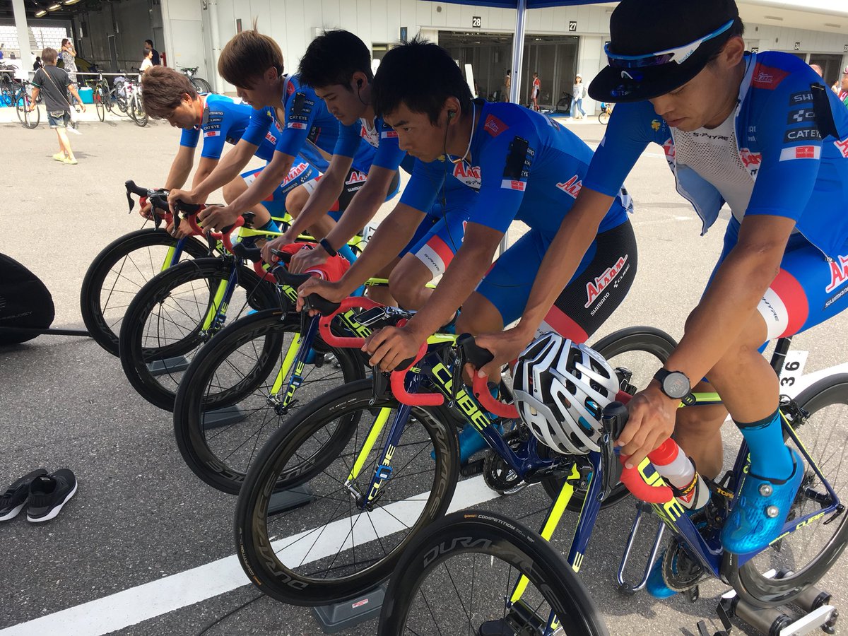 aisanracingteam's tweet photo. #シマノ鈴鹿ロード ウォーミングアップ中 #FG220 #Minoura #fukaya #cubebikes #shimano #duraace https://t.co/HuJYGDpGJ7