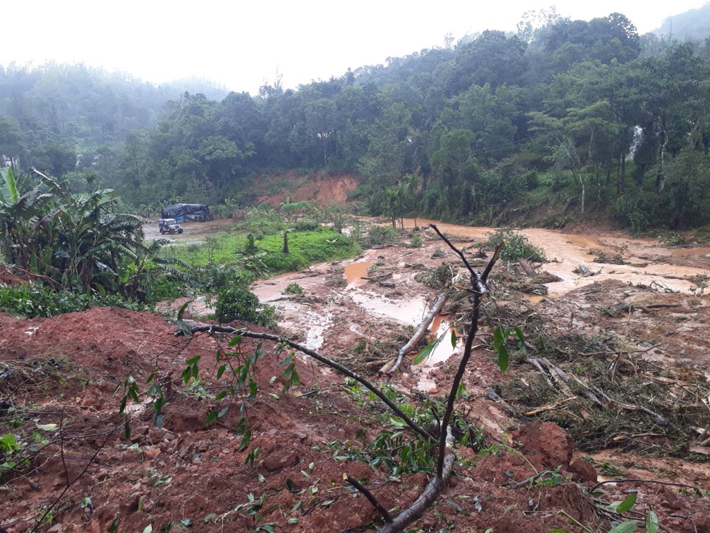 prajna_gr's tweet photo. Kaluru village, that is 13 km from #Madikeri. “The village is still witnessing landslide; 20 people are still stranded there. I trekked through the forests,” Chennapanda Nitin. His family is spread across the district and they are trying to reach other stranded villagers... https://t.co/vshO4ZM5Qr