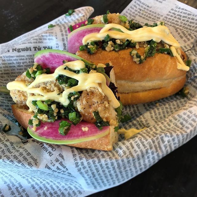 PhatFoodies's tweet photo. Garlic Butter Prawns Banh Mì  with scallion garlic butter, kewpie, and mixed greens  #Atx #phatfoodies #austinfoodie #austinfoodstagram #austin360eats #dineatx #austineats #keepaustineatin #512eats #atxeats #atxfood #eeeeeats https://t.co/fZpqoNPDL6