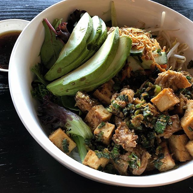 PhatFoodies's tweet photo. Tofu and Seitan bún with rice vermicelli noodles, mixed greens, sprouts, pickled carrots, cucumber, herbs, fried onion, cashews, chili garlic, nuoc mam, lemongrass and maggi seasoning sauce.  #Atx #phatfoodies #austinfoodie #austinfoodstagram #austin360eats #dineatx #austine… https://t.co/AP7EUBwv3t