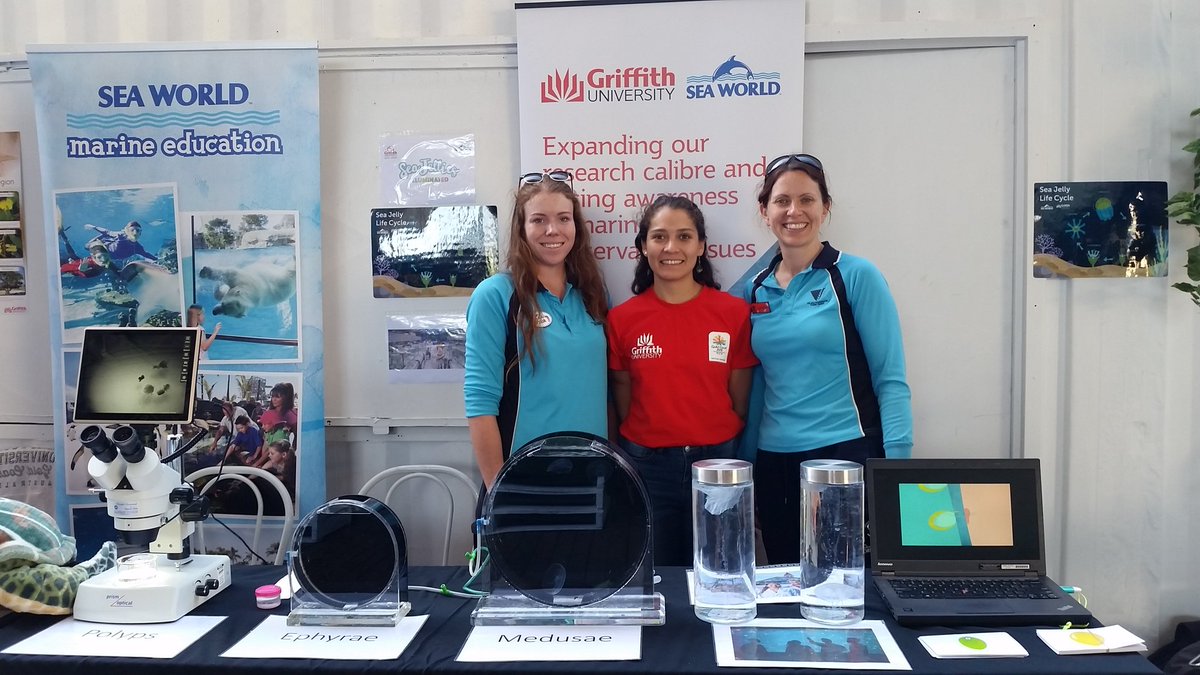 @Griffith_Uni and @SeaWorldAU representing the #jellyfish team today for the #PopUpScience 😍💙