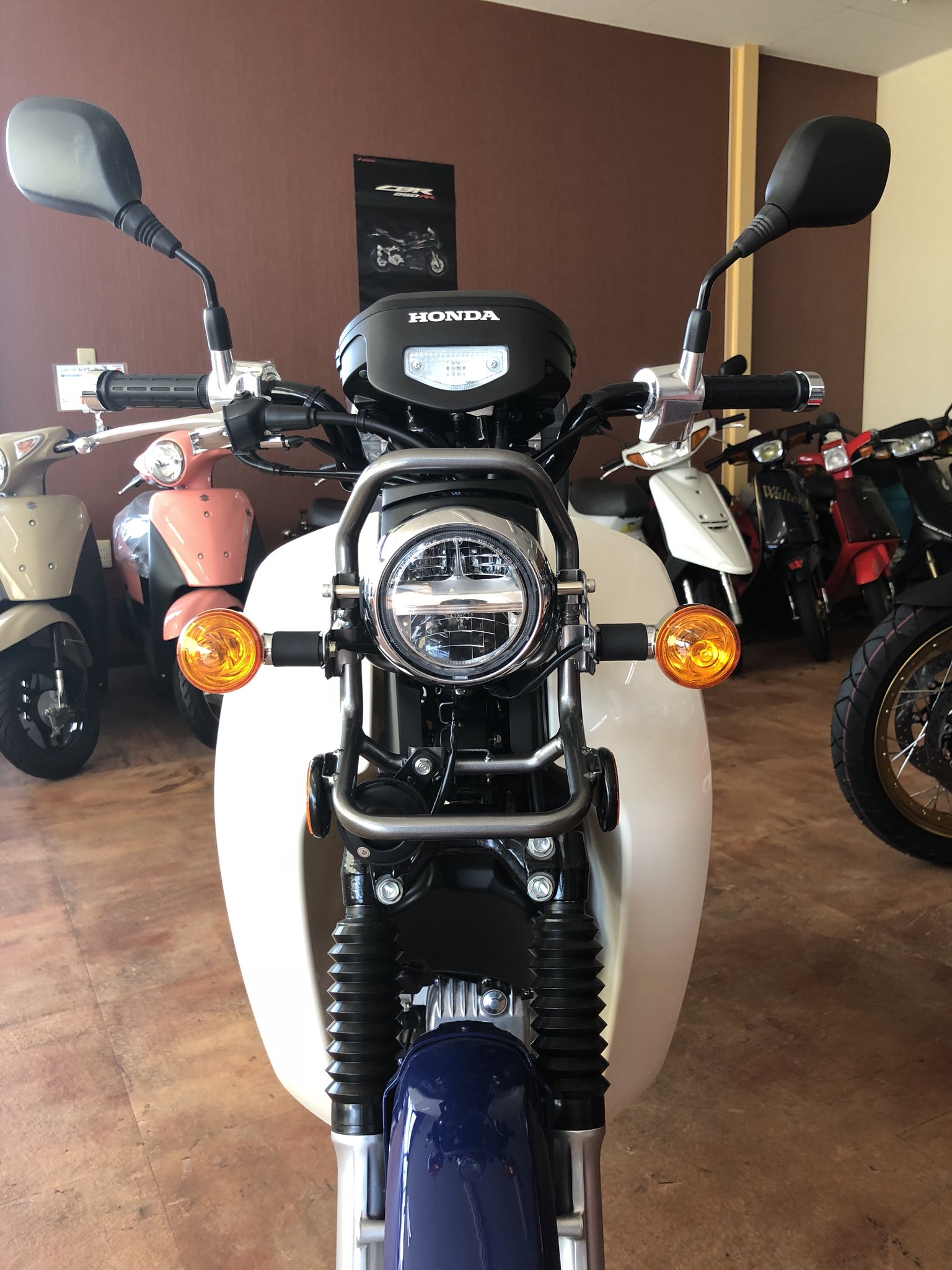 オートプラザドリーム 浜松バイク屋さん スーパーカブ110プロ カスタム クロスカブのヤグラとヘッドライト を取り付けさせていただきました 加工は必要ですがどうにか 旅仕様にカスタムしていきますよぉ 次のカスタム依頼もいただきました ので