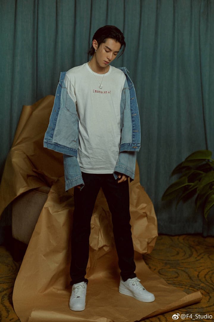 dylanwangdaily's tweet photo. 180819 F4 Studio Update 

#DylanWang #王鹤棣 https://t.co/mAnCtMS3SB