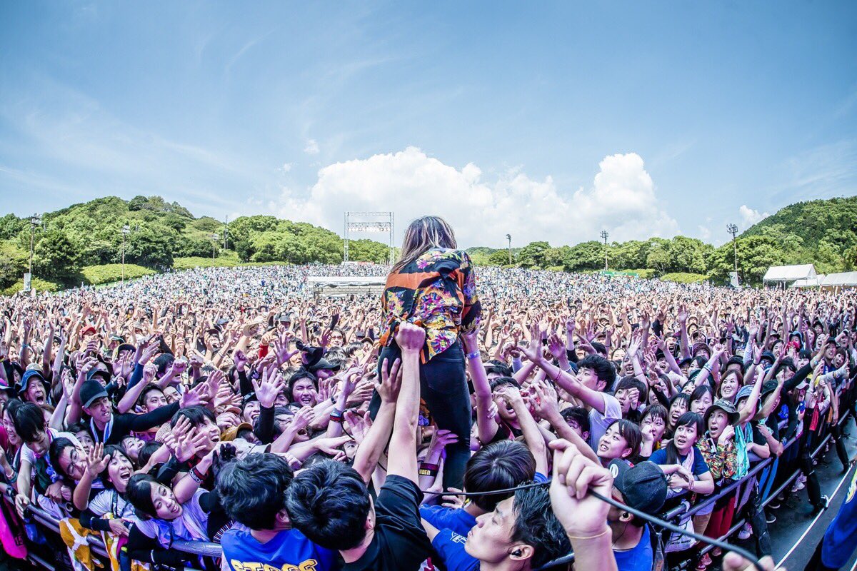 super_beaver's tweet photo. 【#スカジャン 】

長崎市稲佐山公園野外ステージ

「Sky Jamboree 2018 」

20周年の節目に初出演！
ずっとずっと出たかったフェス！
稲佐山に響き渡る歌声は本当に感動ものでした！

またこの場所で、そしてライブハウスでも必ず会いましょう！

ありがとうございました！！
photo by @cazrowAoki https://t.co/GmLRJ3JBeJ