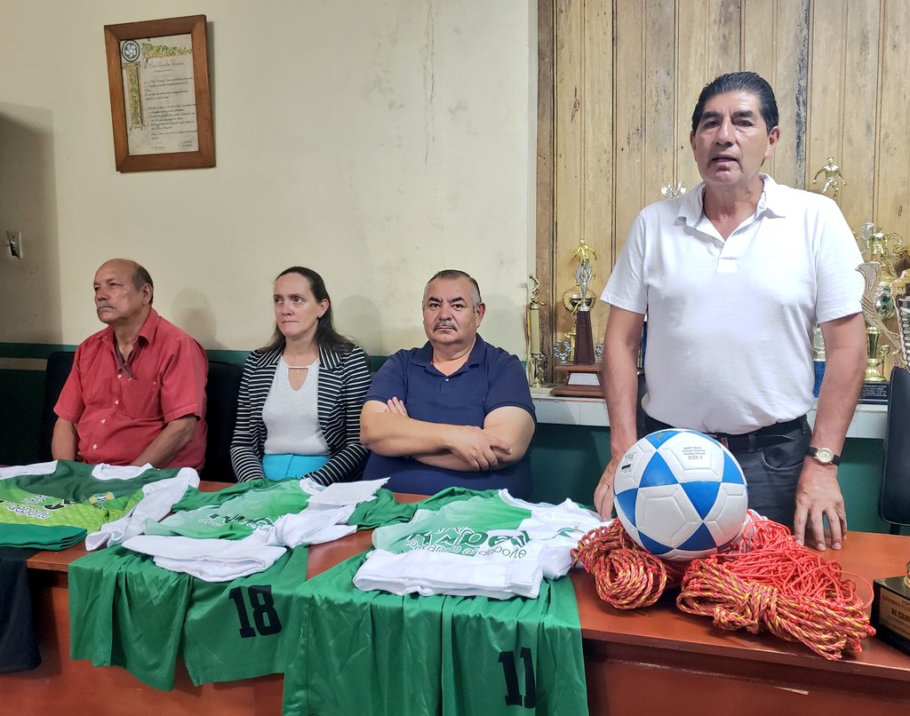 Antonio_Kubes's tweet photo. Entrega de implementación deportiva al Club Deportivo Especializado y Formativo CUMANDÁ- Categoría Post 50 👍👏⚽️👕 https://t.co/v7HFIAv7Vt