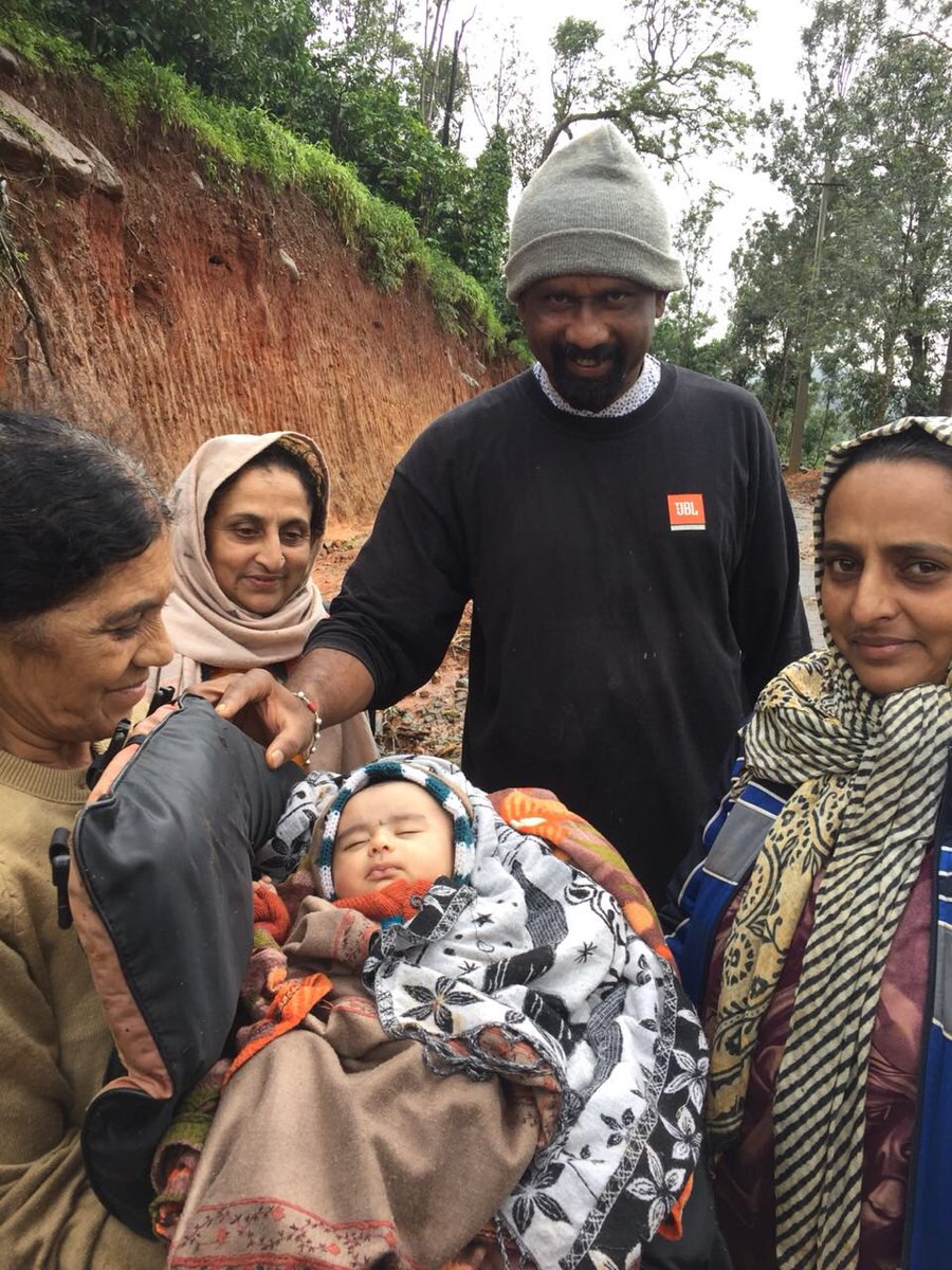 RajeevRC_X's tweet photo. 2yr old child rescued by #GETHNAA Volunteers #KodaguFloods https://t.co/6UAtdUnWPQ
