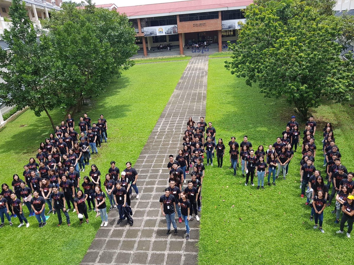 ateneolex's tweet photo. LM Freshies posing for the yearly LM DRIVE photo-op tradition. Welcome to LM and Ateneo! 💜 #OneLM https://t.co/ijgcoNqE2c