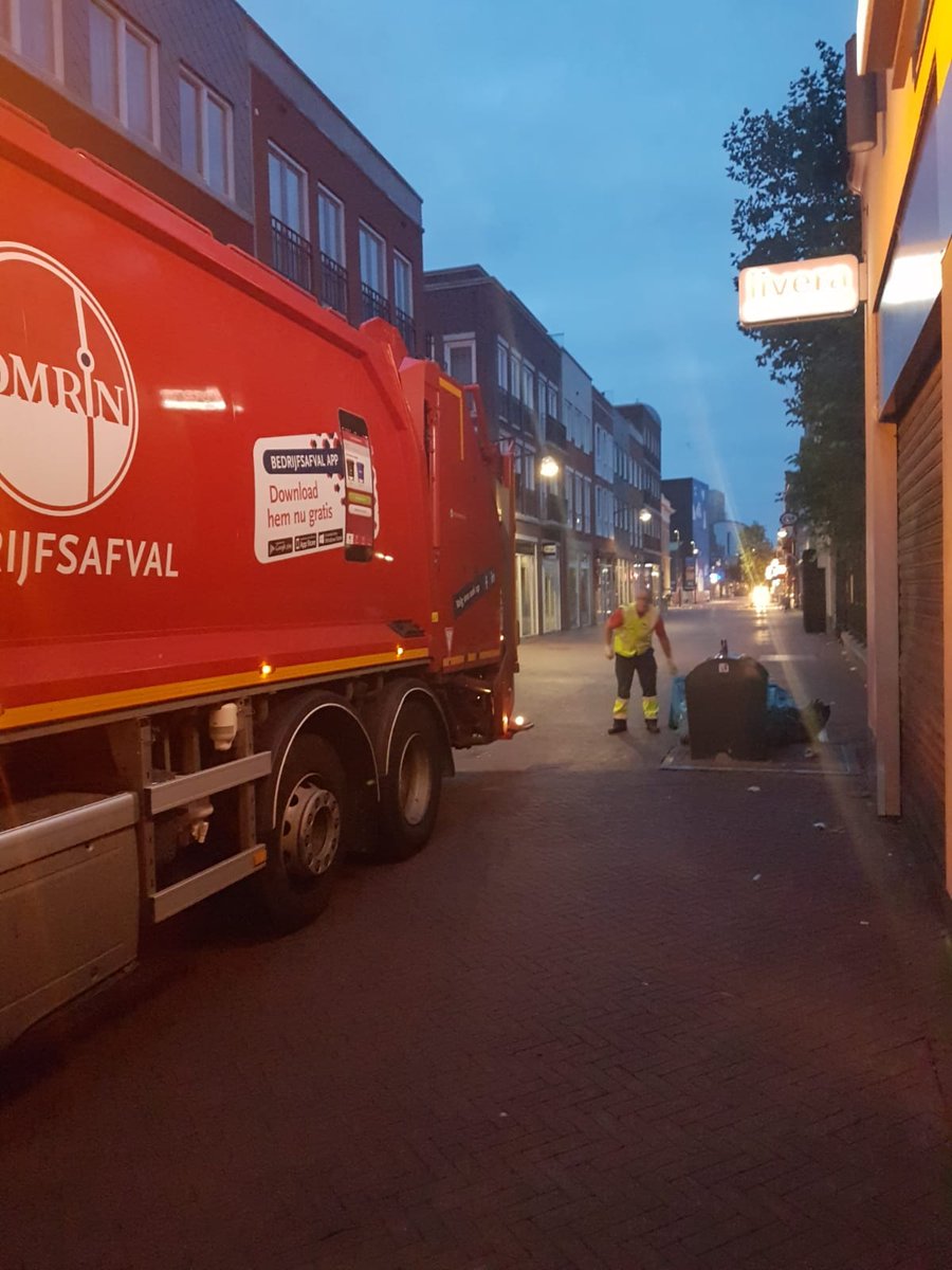 De mensenmassa die gisteren door Leeuwarden trok, liet zijn sporen na. Onze mannen en vrouwen (en die van Omrin Bedrijfsafval) zijn de hele nacht beziggeweest om alle rommel op te ruimen en de stad weer schoon te krijgen. Kanjers!👏

#Reuzen #RoyaldeLuxe #LF2018