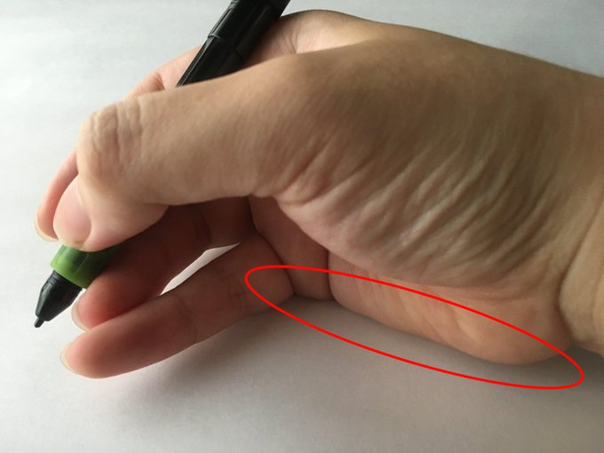 画像のように赤い部分を接地させて描いている人は、ペン先の浮かせ量が
恐らく小さいので、筆圧カーブを設定していないと「ハネ」が出やすいかもしれません。※事実私がそうであるように 