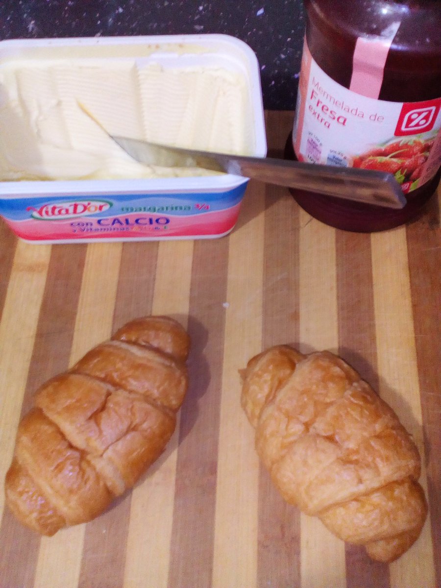 HomeCookSpain's tweet image. Good morning everyone!
An extremely light breakfast this morning, have to leave room for a rib roast this lunchtime😉👍
.
#lightbreakfast #healthybreakfast #brekkie #breakfast #healthybreakfastclub #coffee #croissants #jam #butter #goodmorning #ifollowfoodies #miggylovesfood