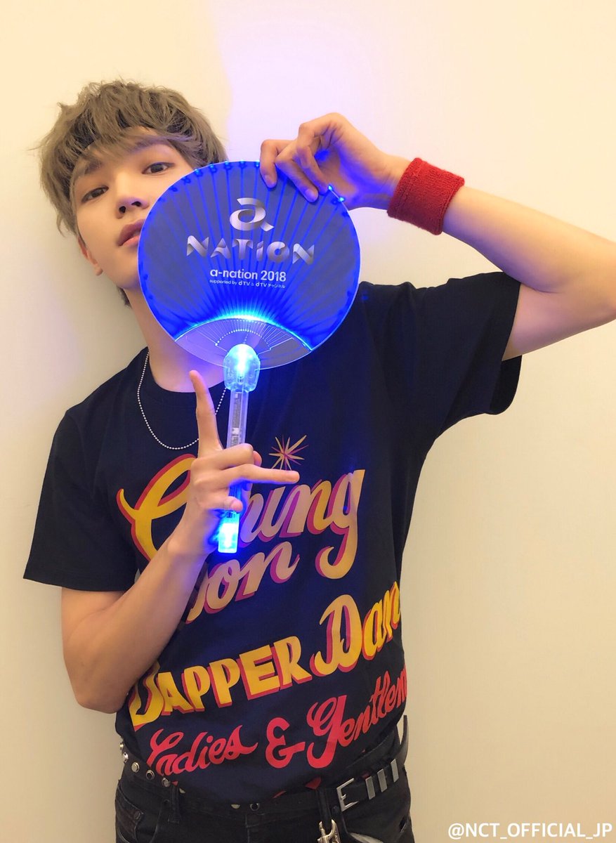熱く盛り上がっているa-nation 2018 supported by dTV &amp; dTVチャンネル大阪公演！
NCT 127も準備を終えてスタンバイ完了！！
テヨンは光るうちわをもらって嬉しそうにしています^^

#NCT127
#TAEYONG
#anation2018
#anation
