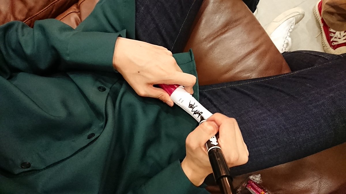knkjapanfc's tweet photo. <メンバーからのスペシャル💕>
なんと‼️メンバーからのプレゼントで最後のZeppツ公演と言うことで『サイン入りペンライト』急遽販売決定となりました❗サインはランダム❗メンバーからのほんの気持ちです😉👍✨ 

#KNK #スンジュン #zepp https://t.co/bzHfud6A5O
