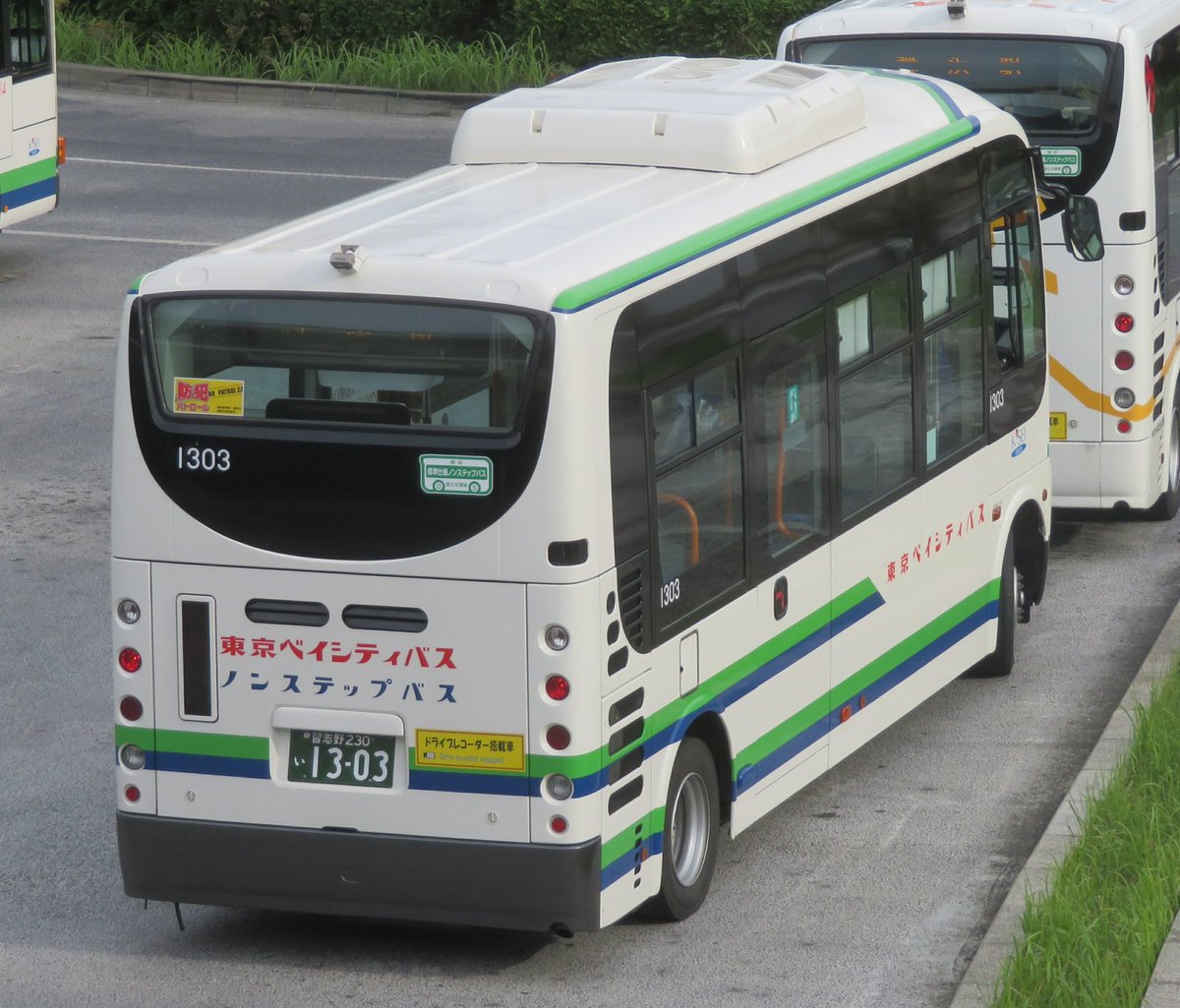 Vitamintecno Twitterren 舞浜駅にて ポンチョの1303号車のナンバー変更 習志野0か1019 習志野230い1303 1104号車 習志野0か1143 習志野230あ1104 や1105号車 習志野0か1144 習志野230あ1105 のように新車と数字の４桁がかぶらないように変更されています