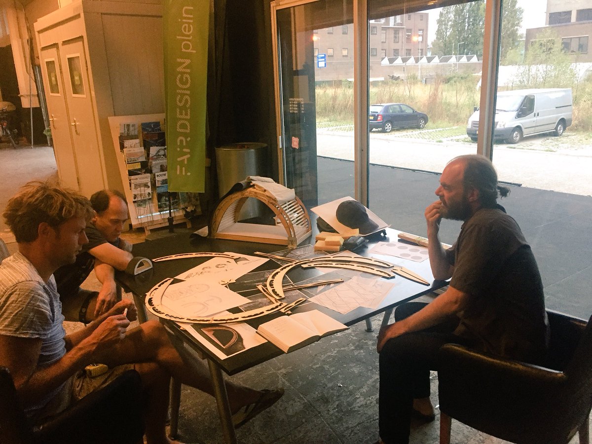 In gesprek met opdrachtgever over realisatie eerste hennepboog volgens ontwerp Architect Steven Spanjersberg na ontwikkelen diverse prototypes <a href="/MadeIn4Havens/">Made In 4Havens</a> <a href="/fairdesignplein/">fairdesignplein</a>