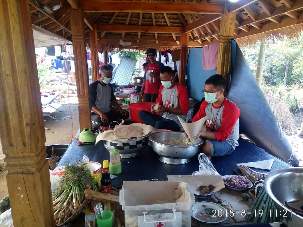 PMI_Demak's tweet photo. Tim Dapur Umum PMI Demak siapkan makan siang untuk seluruh relawan di Lombok (19/8).
.
.
.
#pmikabupatendemak #pmidemak #demak2018 #humanityaction
#galeripmi #diarypmi #galeriksr #diaryksr https://t.co/ghRLubo3pO