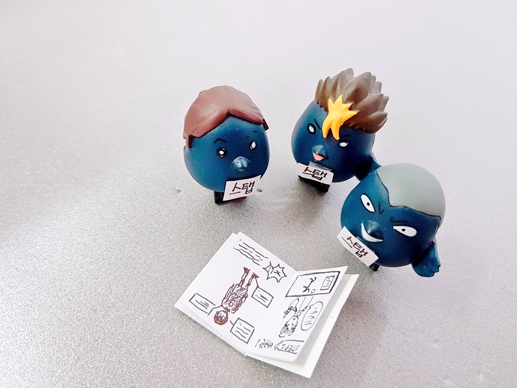 hbdtobio09's tweet photo. "이게 그 시라토리자와의 에이스가 직접 집필한 본격 배구본..."
"빨리 펴봐 류!"
"(덩달아 집중)" https://t.co/fdrS3UlI5V