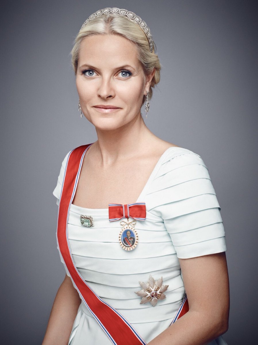 Happy 45th birthday to HRH Crown Princess Mette-Marit of Norway (@CrownPrincessMM)!

royalcourt.no/artikkel.html?…

(Photo: Jørgen Gomnæs, Det kongelige hoff)