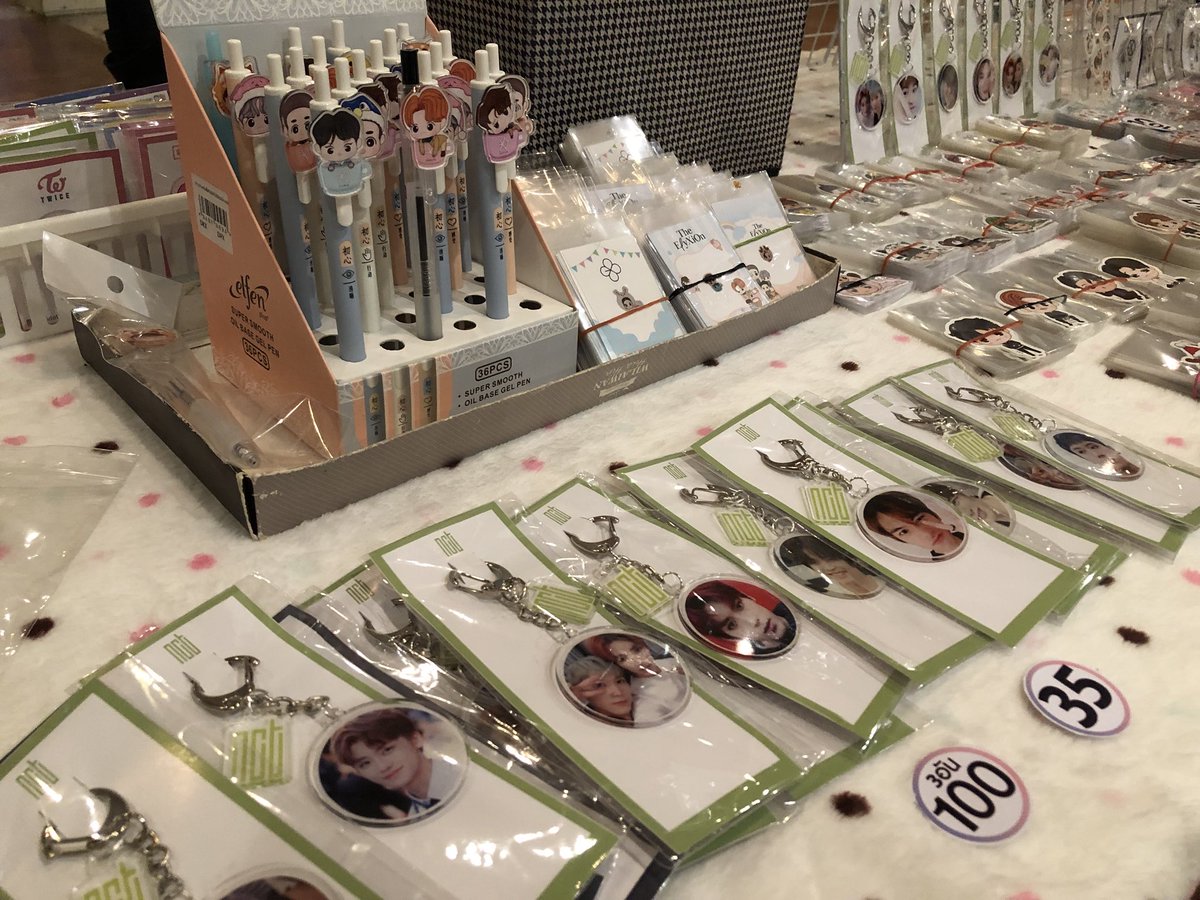 SMtownFair's tweet photo. ร้าน idolmylove @idolmylovelove มีสินค้าแฟนอาร์ตน่ารักๆ ไม่ว่าจะเป็น ปากกา  พวงกุญแจอะคริลิค สติ๊กเกอร์PVC เข็มกลัด ต่างๆ แบบน่ารักมากกก so cute 💕💕 รีบมาอุดหนุนกันเลยจ้าา แวะมาตำๆ รับรองว่าดีแน่นอน #SMTownFair #ตลาดนัดSMTOWN https://t.co/YkYkA6d4xf
