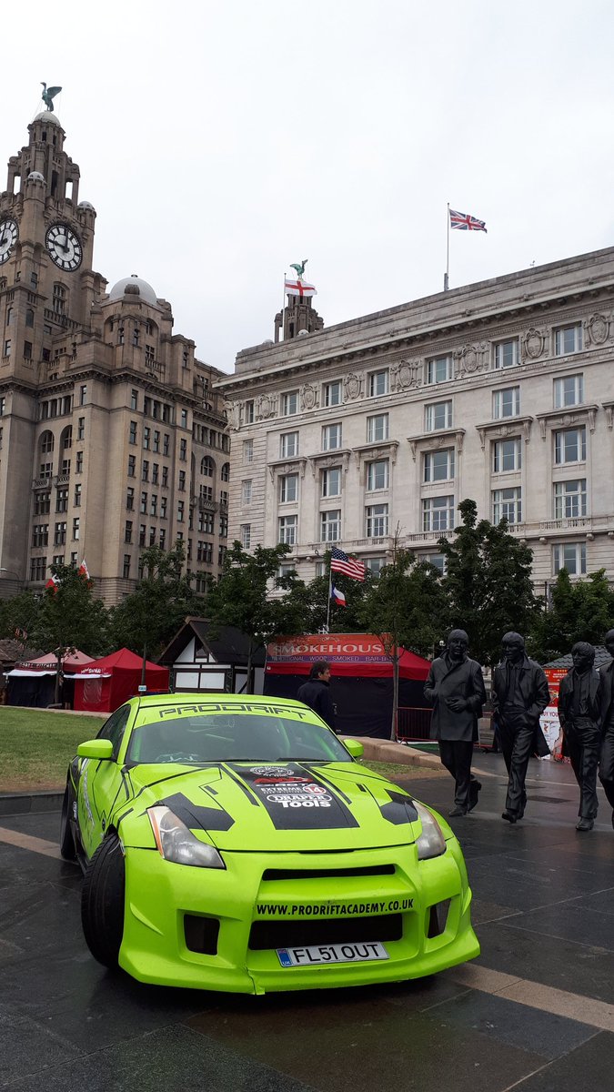 Photo op .. when The Drifters met #thebeatles ha ha . Welcome to everyone here for <a href="/redbullracing/">Oracle Red Bull Racing</a> We are open as normal today <a href="/thebme/">British Music Exp</a> so call in for info and souvenirs.  <a href="/ProdriftUk/">ProdriftAcademyUK</a> #liverpool2018 #drifting #RedBullDriftShifters #liverbuilding