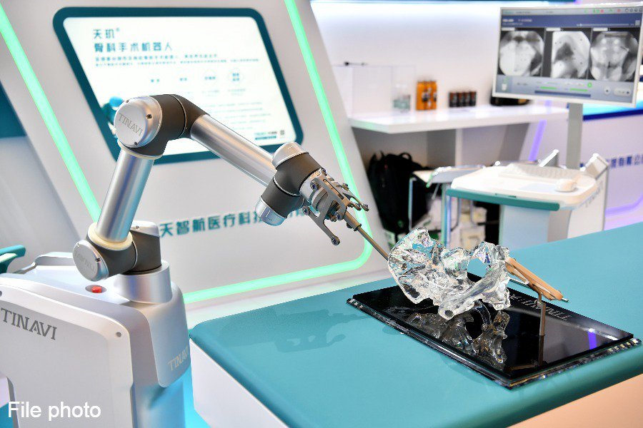 XHNews's tweet image. Property developer Evergrande Group &amp;amp; Chinese top science institute join hands in 6 tech projects including supercomputing, AI, and surgical robots xhne.ws/EuHVn