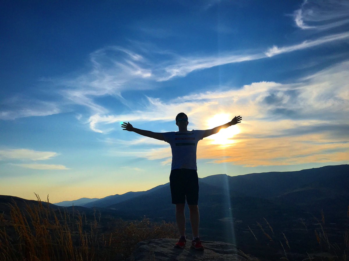 Last deep and quick breath before a new intense season starts!
.
#piano #pianomora #mariomora #sierradegredos #lacanaleja #umbrias #break #chargingbatteries