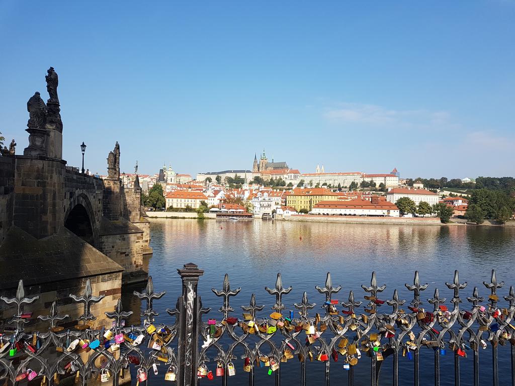 CastelRaid36's tweet image. Jour 19-20 : République Tchèque 🇨🇿 Allemagne 🇩🇪
Après avoir passé la soirée à Prague, nous y sommes retourné le lendemain matin pour observer la ville de jour. Nous avons ensuite filé à Dresden en Allemagne, puis à la capitale, lieu des derniers vestiges du mur de Berlin.