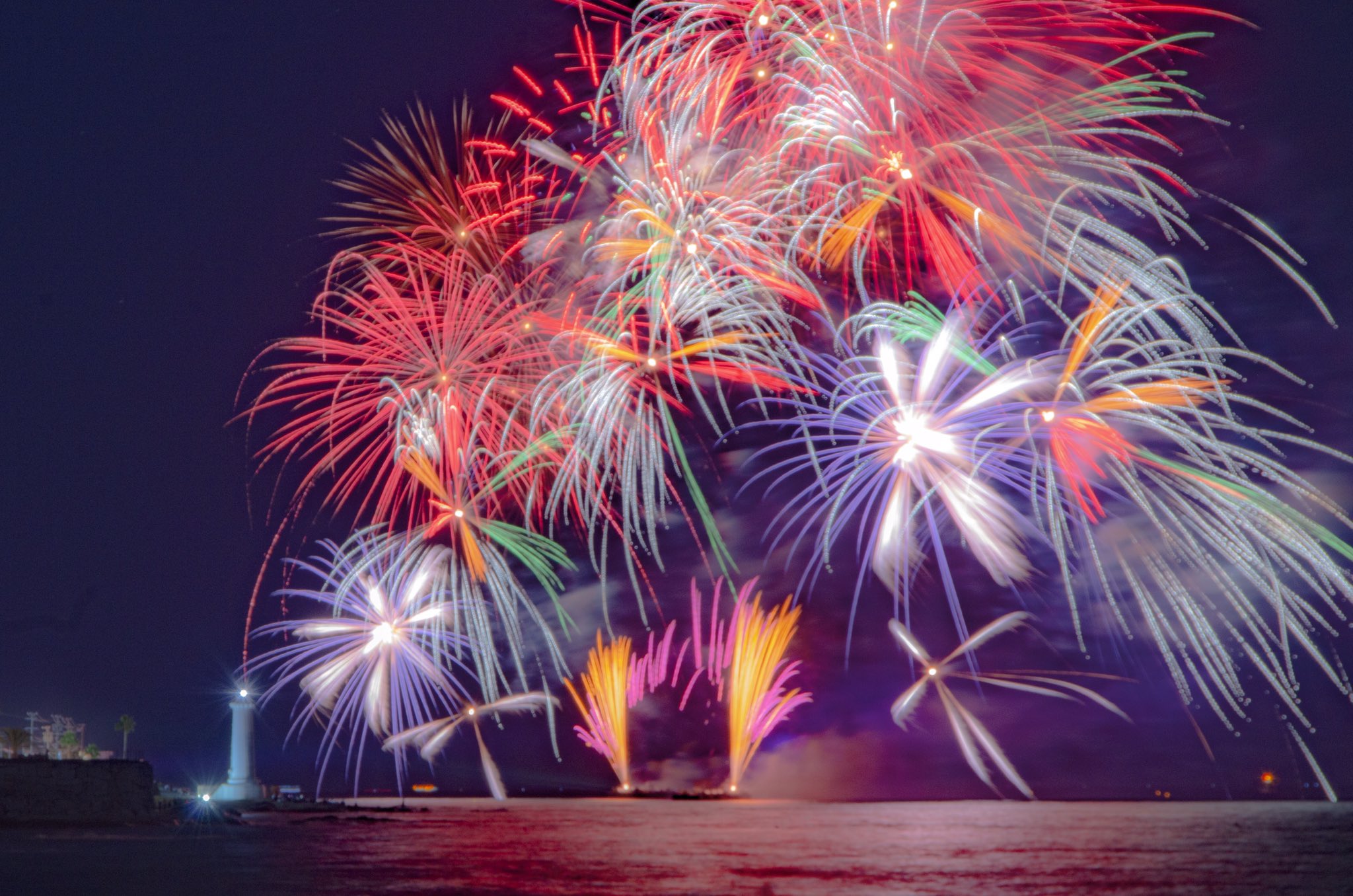 チキンハート 灯台 どこだい 花火と重ねて大きく映す画を 撮るつもりが左下に控えめに 初の花火大会のロケハンは 難しい これまた経験かな 野間灯台 小野浦海水浴場 元気の出る花火大会 美浜 ビッグバン18 Pentax 写真好きな人と繋がり