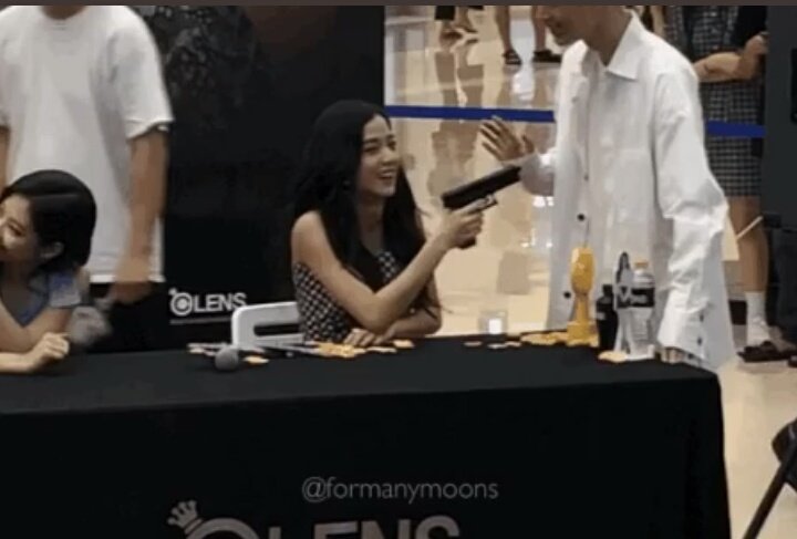 Держит в страхе всех в yg начиная с мемберок и заканчивая менеджерами 

#BLACKPINK #JISOO