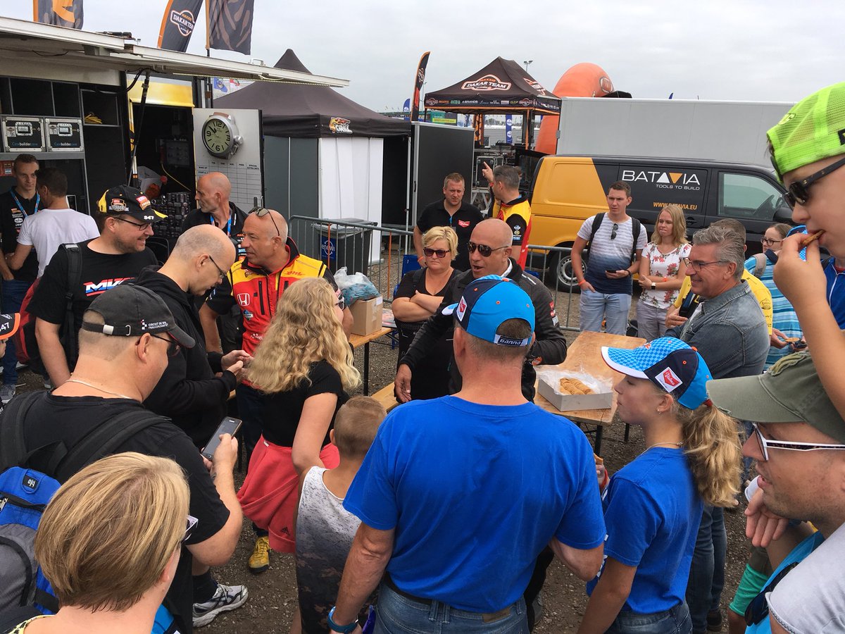 Alleen maar vrolijke gezichten bij de winnaars van de Meet &amp; Greet met <a href="/TimCoronel/">Tim Coronel</a> en <a href="/TomCoronel/">Tom Coronel</a> #Valma #Valma1926 #GammaRacingDay #GRD2018