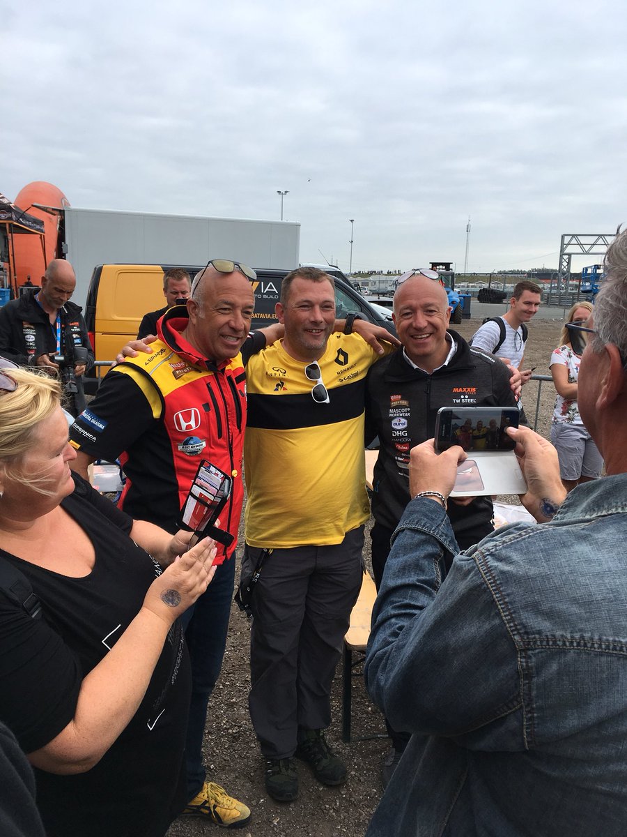 Valma_1926's tweet photo. Alleen maar vrolijke gezichten bij de winnaars van de Meet &amp; Greet met @TimCoronel en @TomCoronel #Valma #Valma1926 #GammaRacingDay #GRD2018 https://t.co/UhNffSNQj7