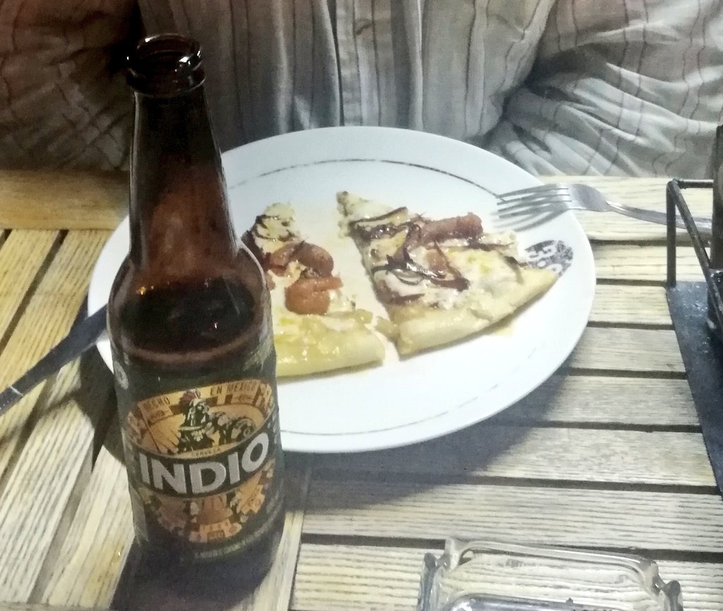 elena_sanchezc's tweet photo. Ayer fuimos a comer pizza ... Super linda la compañía y  super rica la pizza con una chela bien fría... Gracias @MX3sesenta ... https://t.co/jtzYAG3erR