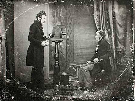 ¿Sabías que el 19 de agosto se celebra el Día Mundial de la Fotografía porque en esta fecha, en 1839, Luis Daguerre presentó a la Academia Francesa de Ciencias la técnica fotográfica conocida como daguerrotipo? 📷