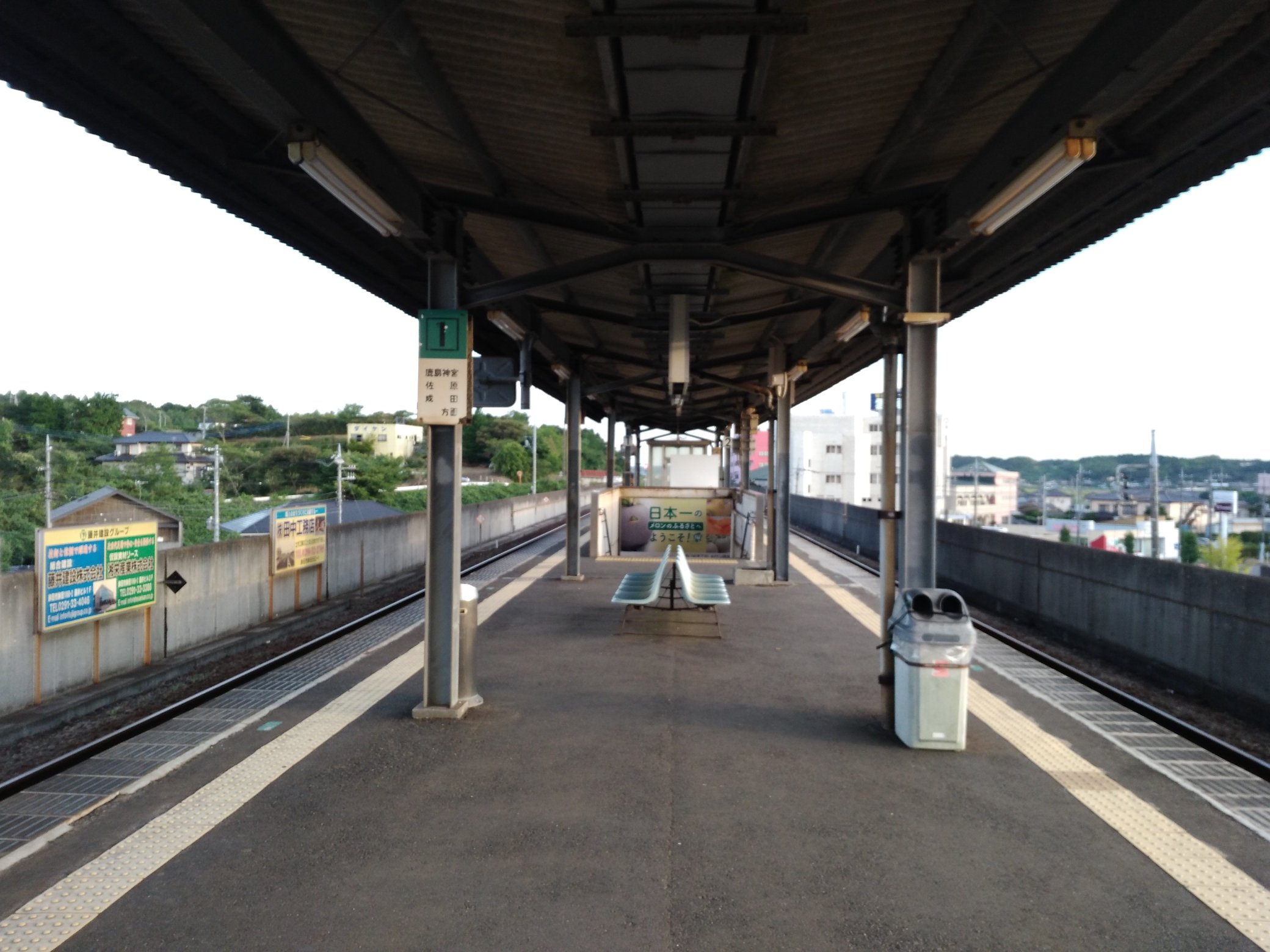 国鉄型が好き 新鉾田駅で8000形を下車しました ちょうど下り鹿島神宮行と交換 黄色い6000形茨城国体ラッピング車とすれ違いました 両列車が去っていくと駅は静寂に包まれました 鹿島臨海鉄道 大洗鹿島線 新鉾田駅 6000形 8000形 茨城国体