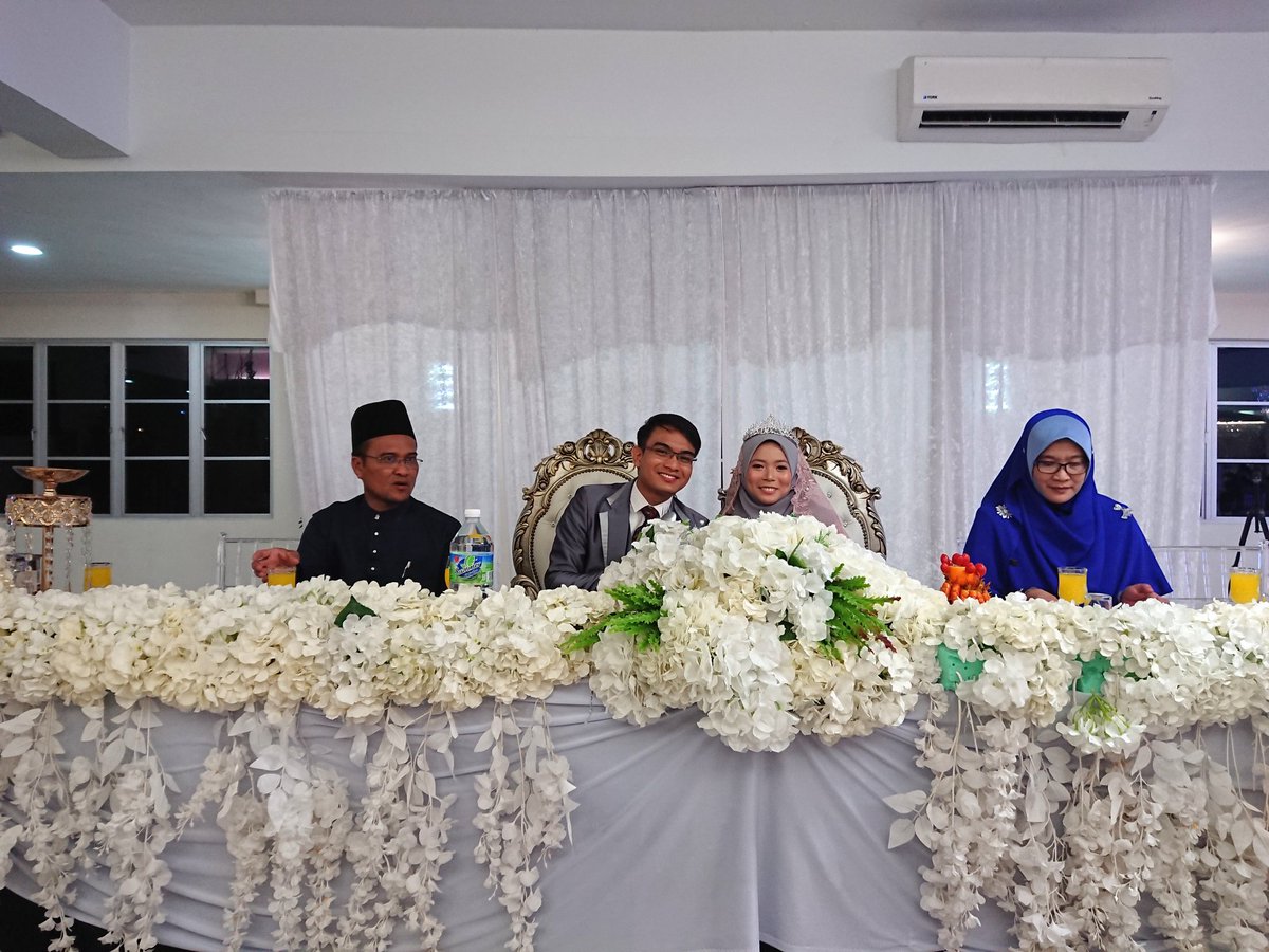 Eldaterra's tweet photo. Pasangan pengantin di meja makan berdamai ❤️ https://t.co/Fk0PAIxjsA
