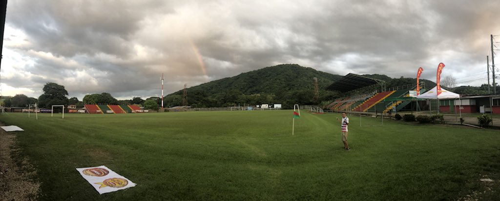 ADGuanacasteca's tweet photo. ❤️💚¡Buenos días afición! ❤️💚
Hoy es el clásico pampero y nuestro coloso indica con esta escena que será un maravilloso día. Solicitamos como en todo partido el respeto por nuestro rival y un buen trato hacia su afición. Por esos 3 puntos 💪🏼 #VamosGuana https://t.co/ijP4vVPJ6g